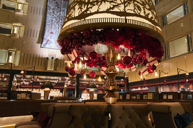 ライブラリーにもクラシカルなクリスマス装飾が。