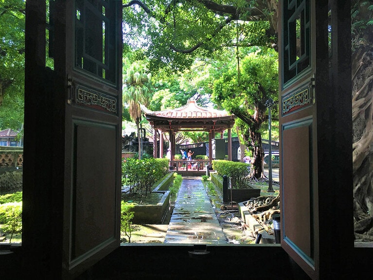 扉の先に見える中国伝統建築の東屋が絵になる「林本源園邸(板橋林家花園)」。