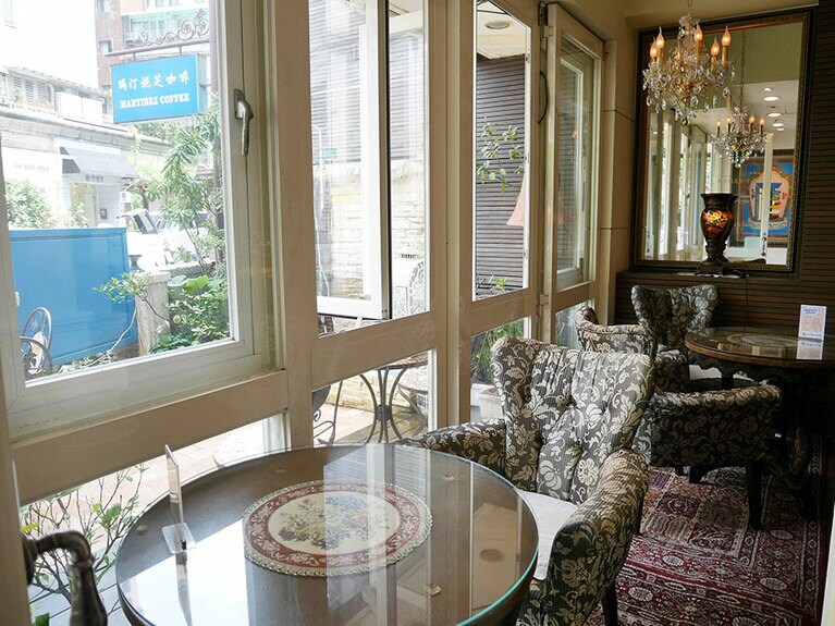 気持ちいい光が差し込む窓際席。