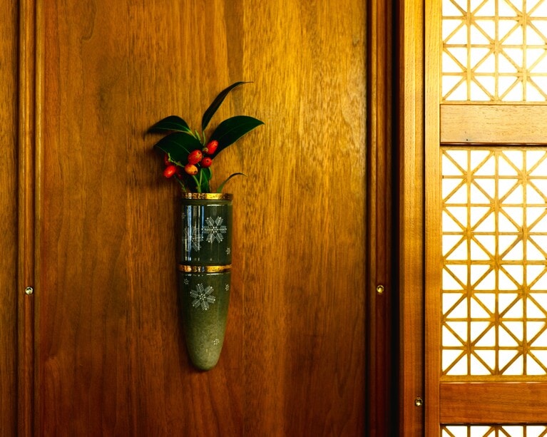 ラウンジカーに設えられている十四代が制作した雪文様の一輪挿し。