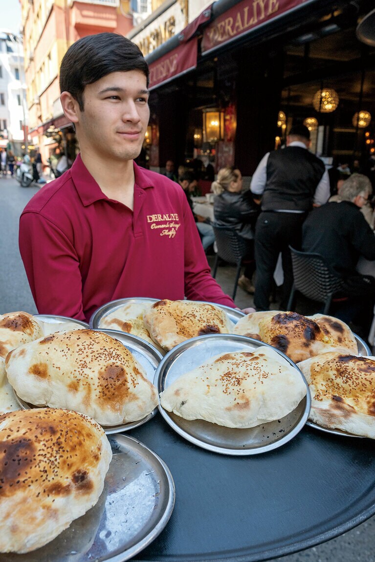 メゼと一緒に提供される、熱々に膨らんだラヴァシュ（パン）。手でちぎってメゼにつけたり、そのまま香ばしさを楽しんでも。