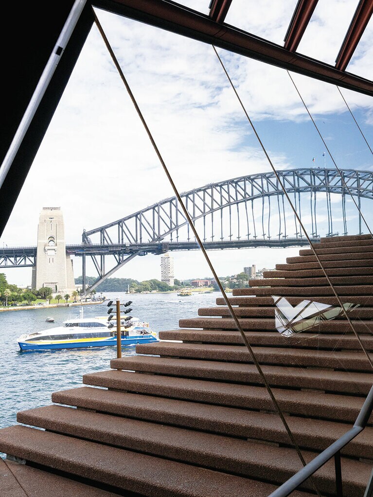 シドニー・ハーバーの美しい風景と溶け合う館内。この巨大なガラス窓を実現するためにも多くの技術者が知恵を絞った。