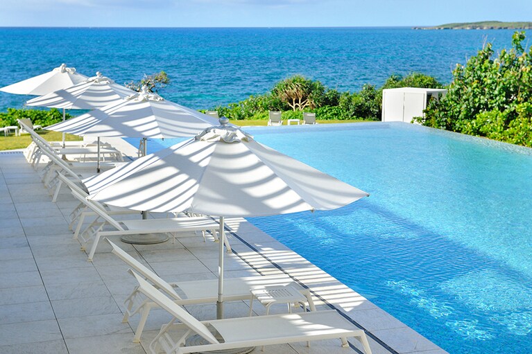 イラフ SUI ラグジュアリーコレクションホテル 沖縄宮古の静かなプールサイドで、このリゾートならではの優雅な時間を。