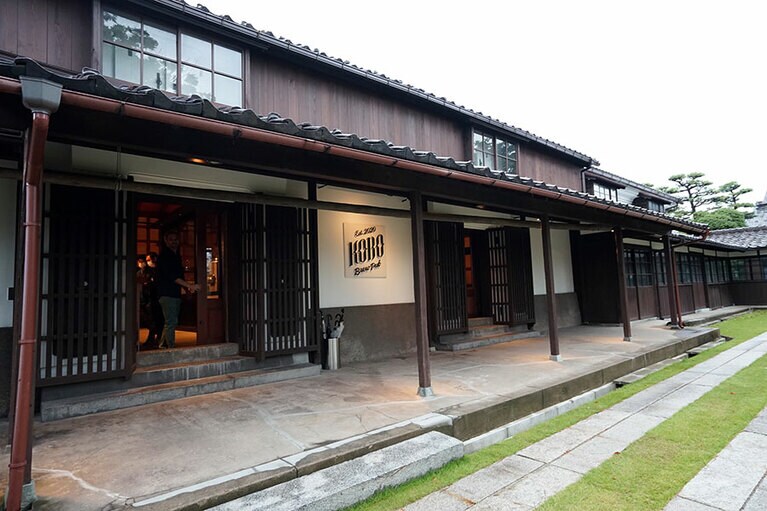 「KOBOブルーパブ」の建物は、もともと江戸後期から北前船主・廻船問屋として成功した馬場家の米蔵として使われていたもの。