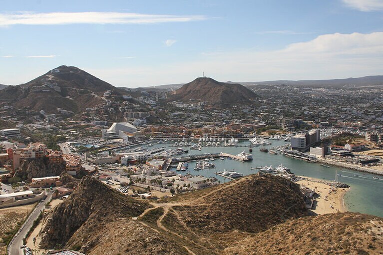 カボ・サンルーカスのマリーナ。ここで多くの観光クルーズが発着する。