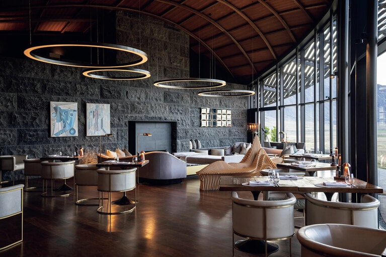 朝食、ディナーは絶景を見渡せるダイニングで。早朝はここでヨガレッスンを行うことも。©The Lindis