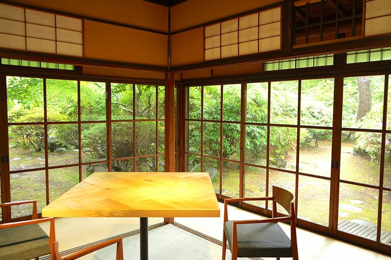 美しい松石園が広々と見えるよう、柱が細く仕立てられている。