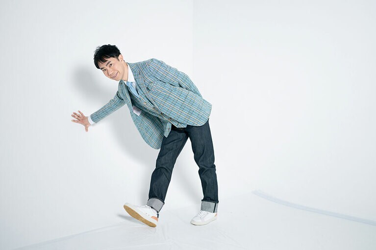 ジャケット 59,400円／ジレ　シャツ 31,900円（ボブ 03-5829-5671）　スニーカー 30,800円（アンビシャス 03-5829-5671）