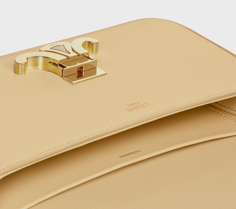 従来よりコンパクトなサイズ感ながら、ウォレットやスマートフォンなど必要最低銀の荷物は入る、機能性も兼ね揃えている。