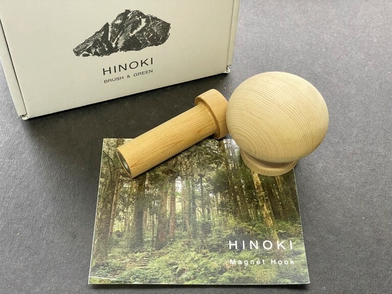 すっきりと美しいヒノキのフック。形は2種類あります。