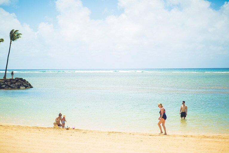 約250mの白砂のビーチが広がる。