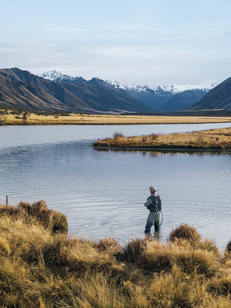 ロッジ近くの川でフィッシングを楽しむゲストも。©The Lindis
