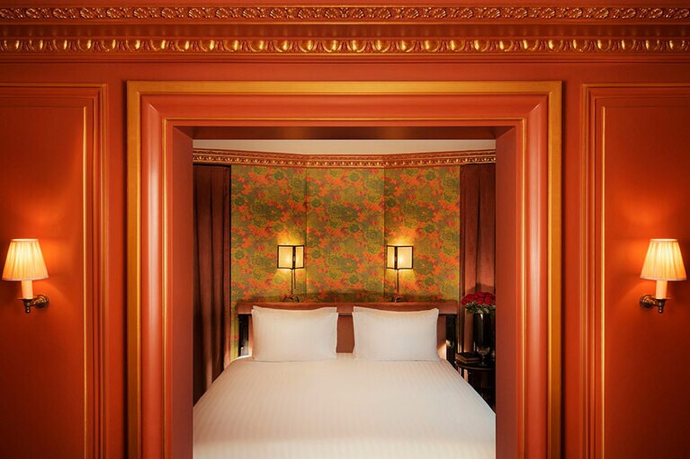 ルノワールの名を冠したジュニアスイート。すべての部屋にテーマが設けられ、絵画、生地、カラーなどが統一されている。