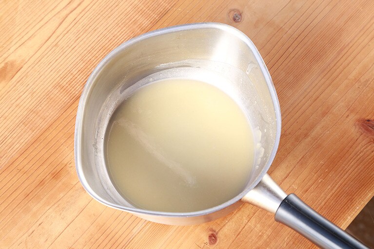 太白胡麻油とゴムベラを使ってなじませた状態。