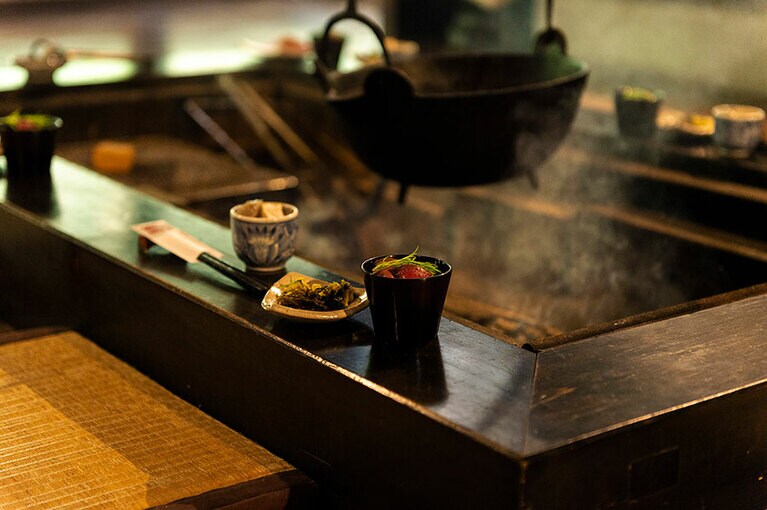 使い込まれたツヤのあるいろり。