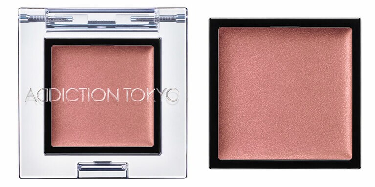 クリームタイプといっても、塗るとサラッとしたテクスチャーのアイシャドウ。独自技術で粉をオイルコーティングしているので、肌のキメに密着するし乾いた印象にならない。塗るとほんのり肌の温度を上げるようなまろやかなピンク。アディクション　ザ アイシャドウ クリーム 015C Love Vision 2,200円／アディクション ビューティ