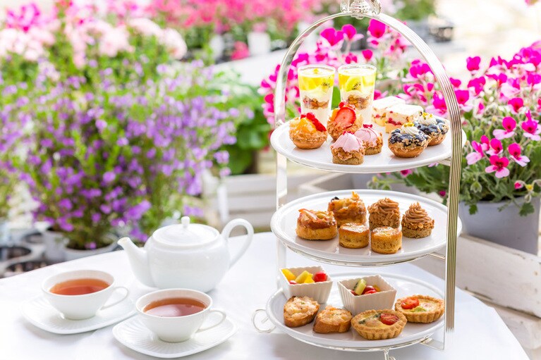 「初夏のアフタヌーンティー」1人前 2,400円。ポットサービスのコーヒーorオリジナルブレンドティー付き。金・土・日曜・祝日、各日個数限定。予約優先。内容は日替わり。キッシュなどのセイボリーも充実。