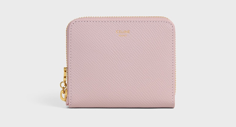 トリオンフ チャーム スモール ジップウォレット カラー：ブリーチドピンク 104,500円（税込、予定価格）W10.5×H8.5×D1.5cm