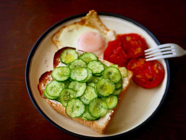 塩もみきゅうりをのっけたトースト。
