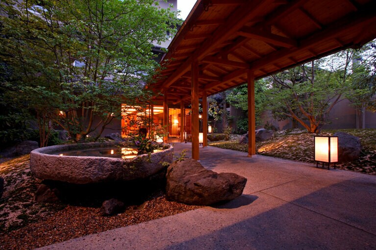 松江宍道湖畔 文人ゆかりの宿 皆美館［島根／松江しんじ湖温泉］風情あるエントランス。