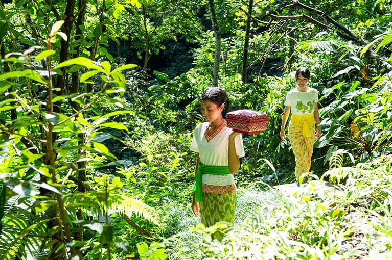 神聖な地に入るときはサロンを纏う。バリヒンドゥーたちの清らかな気持ちに一歩近づいた気分。