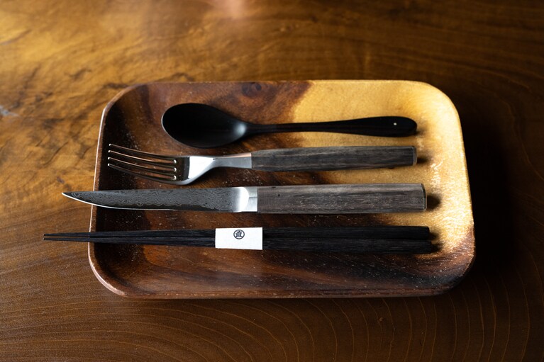 銘木を知り尽くし、木彫の伝統技を駆使して作られた「マルナオ」のカトラリー。手触りや使い心地が最高だと定評があります。