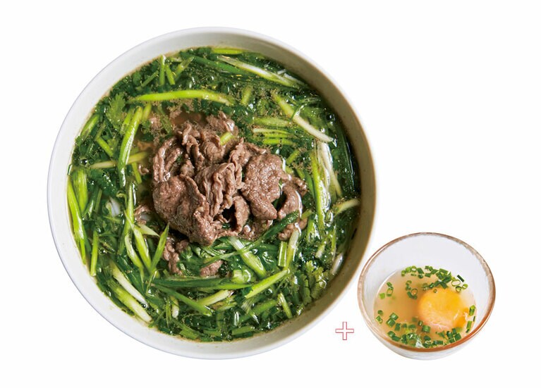 左：牛肉のフォー 890円(税込)。 右：たまご 60円(税込)。先に卵を食べて口をまろやかに整えてからフォーにいくのがハノイ流。