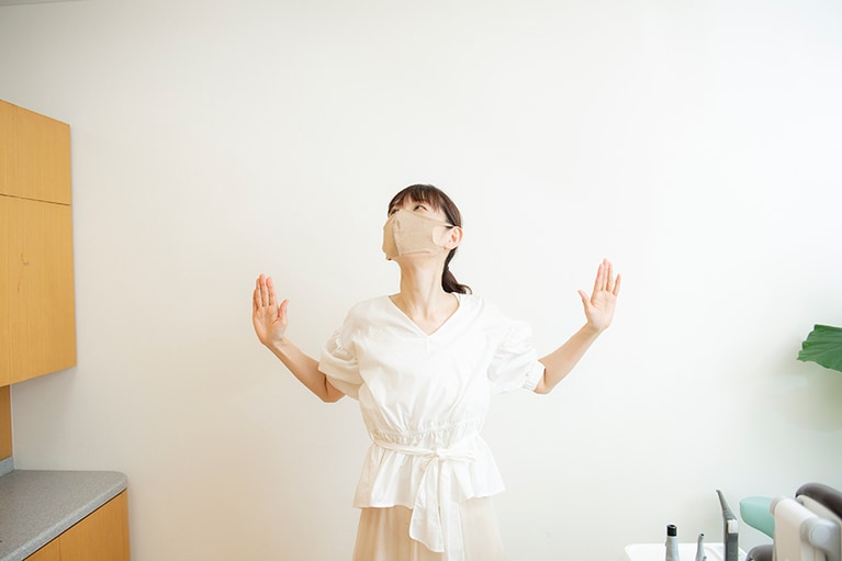 「首の伸びを感じながら、気持ちよくストレッチしましょう。ただし、上を向く時は、反り腰にならないよう注意してくださいね」