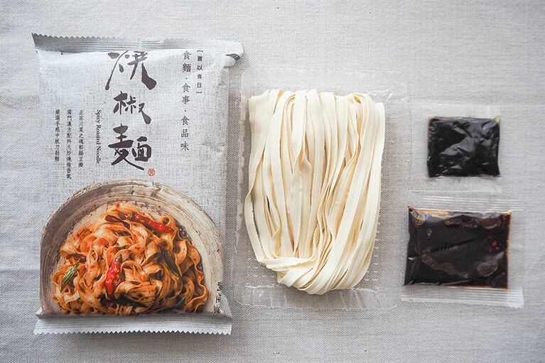 「焼椒麺」の中身。醤油味のタレ(上)と、香辛料がいっぱい入ったジャリジャリとしたタレ(下)の2種が入っていました。