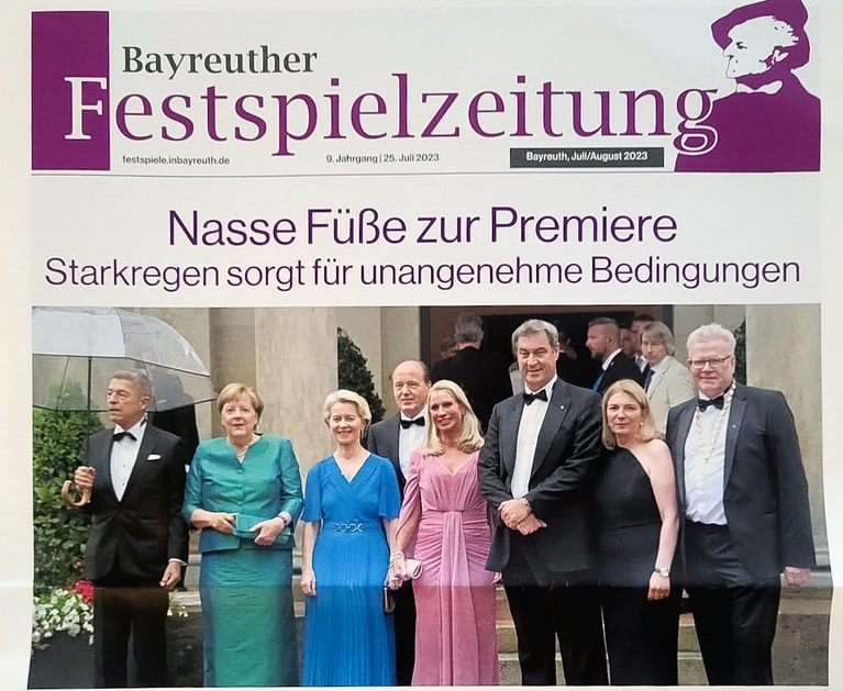 メルケル氏をはじめ、今年の音楽祭に訪れた面々を伝えるBayreuther Festspielzeitungより。
