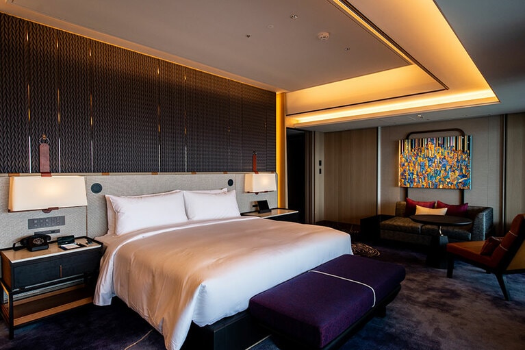 ゆったりとして個性的な空間演出にテンションが上がるベッドルーム。