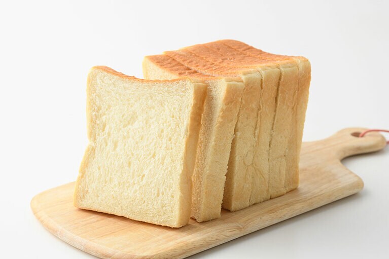 デリベイク明治屋 プレミアム食パン 388円(6枚切り)／明治屋