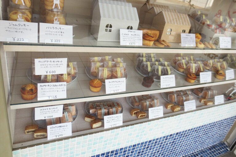 ケースに並ぶお菓子。どれもこぶりで食べやすいサイズ。