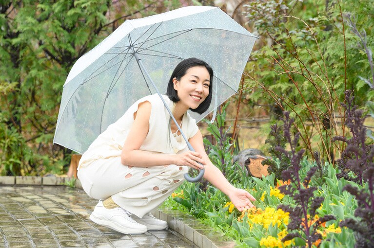 アシックスウォーキングの人気シリーズ〈PEDALA〉の新たなラインアップ、「PEDALA RIDEWALK」。安藤さんはレースアップスニーカーデザインの「1212A207」(29,700円)のホワイトをノースリーブのセットアップに合わせ、春らしい軽快なコーディネートに。