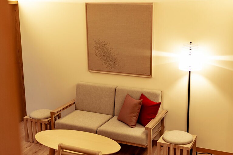 各ゲストルームを繋ぐリビングルームには調理器具やカトラリー類などが完備され、ゲストは自由に使える。