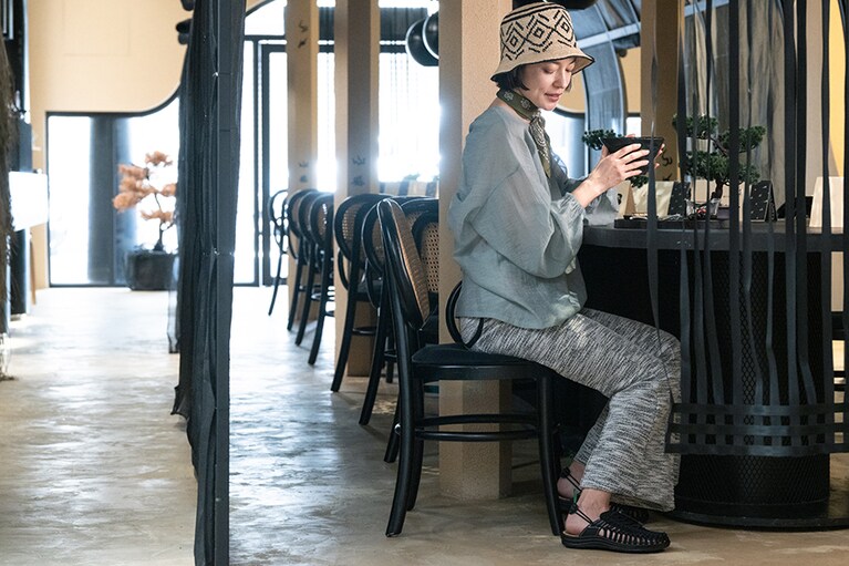 おしゃれな店内にも馴染むユニーク ツー コンバーチブルの洗練されたデザイン。肌見せ感がやはり、秀逸。