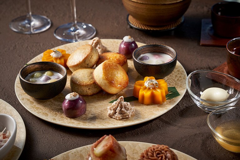 3段スタンドの中段。タロイモとパンダンのダンプリング、パンプキンケーキ、スコーン（プレーン・紅茶レモングラス）など。