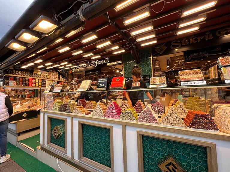 トルコを代表するスイーツ「ロクム」も、様々な味が揃う。