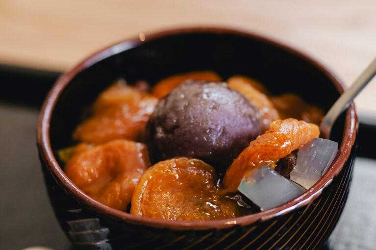 肉厚なあんずをふんだんに。あんことの相性には驚かされるほど。