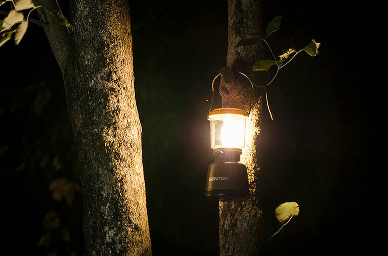 EX-700F　単1形アルカリ電池×3本使用。点灯時間／8時間（強）、354時間（弱）、200時間（キャンドルモード）直径101.5×203.0mm　オープン価格。