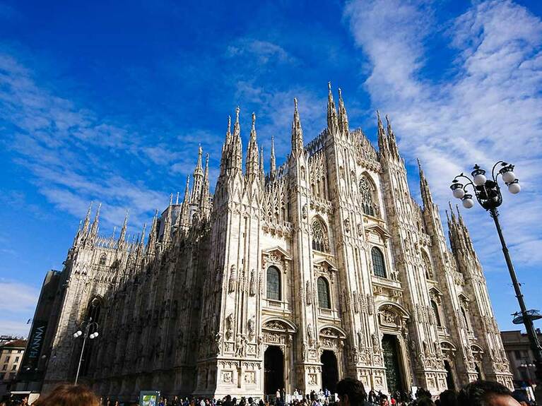 壮大なドゥオモ。ミラノを中心にイタリアでは多くの人々が行き交う。