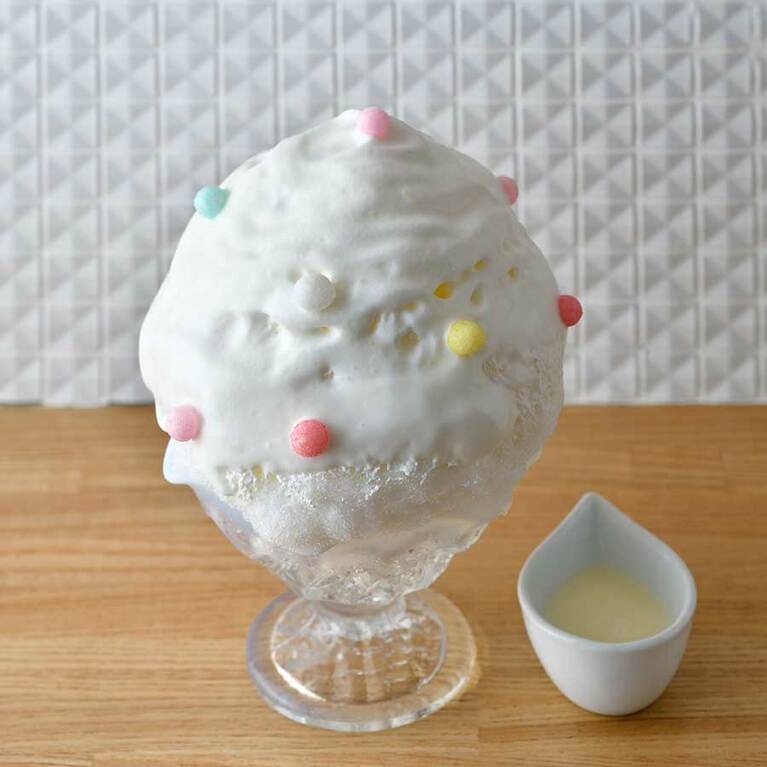 【コオリヤ ユキボウシ】表面にちらしたカラフルな「おいり」(西讃岐地方の伝統的な嫁入り菓子)のふわっとした食感も絶妙な「ユキボウシ」純氷 800円、天然氷 900円。