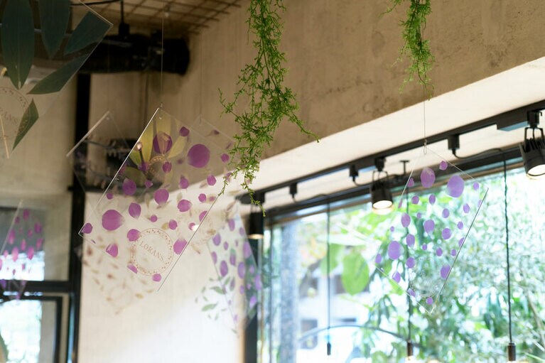 花びらが舞う透明プレートが空間のアクセントに。