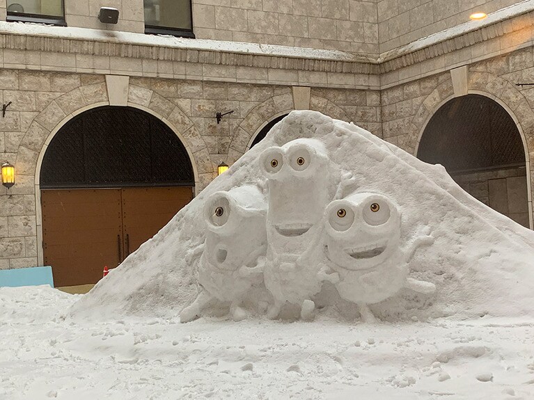 中庭には夏はイスとテーブルが並び、冬になると雪像が現れる。