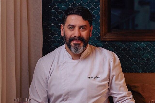 エグゼクティブ・シェフのネジャーティ・ユルマズ氏。伝統的な味に対する敬意と革新的な感覚で、宮庭料理を現代によみがえらせている。