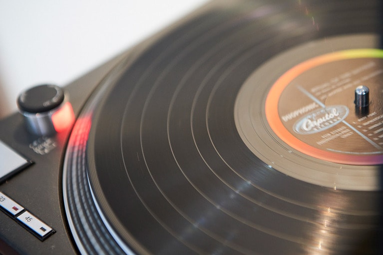 ターンテーブルからは、スウィング、ソウル、レゲエ、カリブ音楽、70年代ポップスなどが流れる。