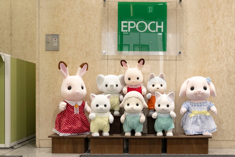 エポック社で来客を迎えるシルバニアファミリー。もちろん非売品。インバウンド客の多い浅草界隈ということで入ってきてしまう観光客も多いとか。残念ながら一般には非公開。お間違いなきよう。