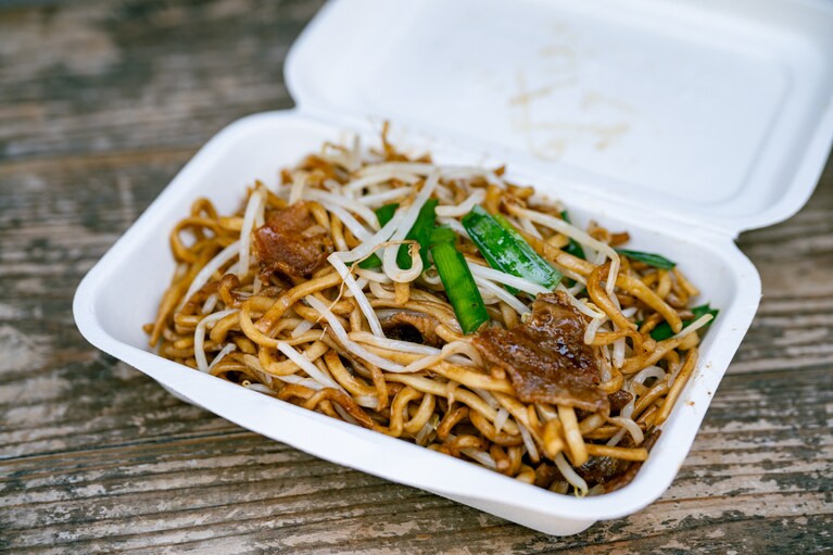 焼きそばの麺は平太麺。具は豚肉、ニラ、もやしのみ。