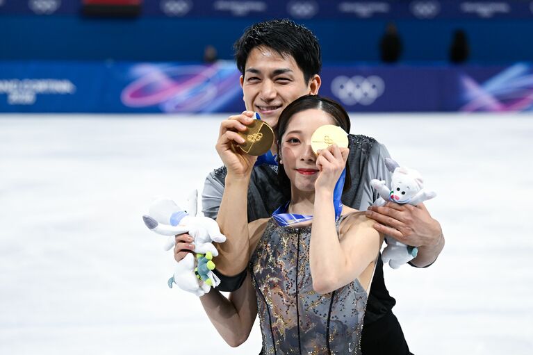 金メダルを手にする2人。JMPA