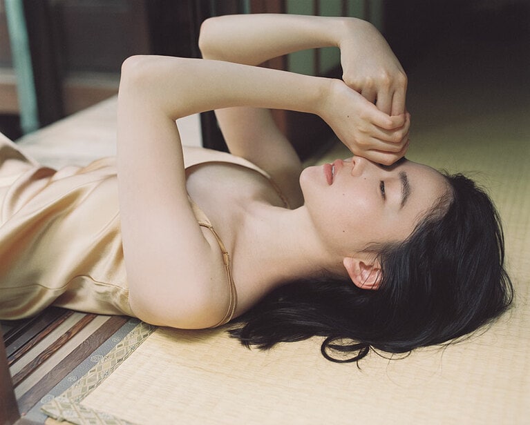 山田杏奈さん。スリップドレス（スタイリスト私物）